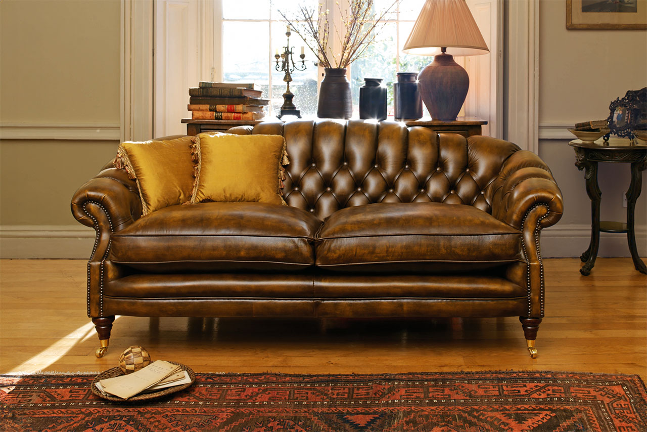 Sofá Chesterfield Bradwell de dos plazas en oro