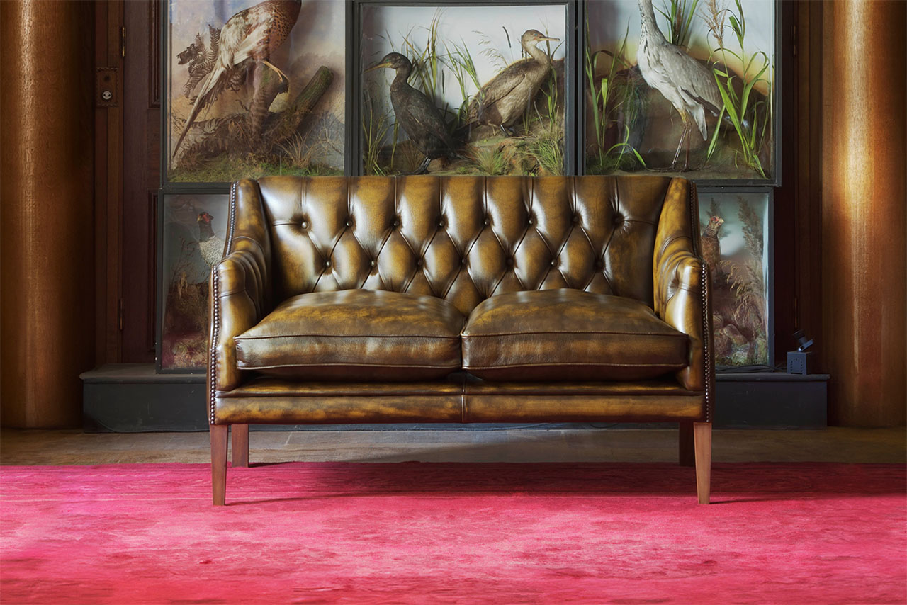 Sofá Benjamin de piel dorada con antiqued gold
