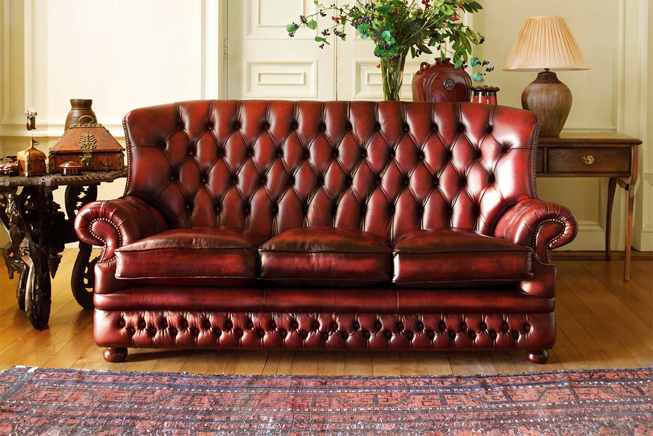 Sofá Chesterfield de 3 plazas Howland Classic de cuero rojo envejecido