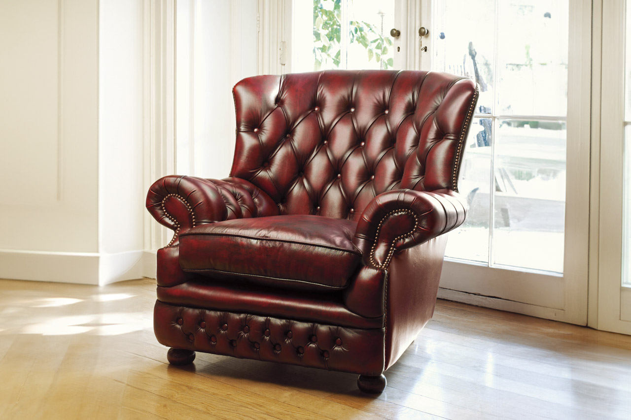 Klassischer Howland Chesterfield-Sessel mit charismatischer Präsenz und zuverlässigem Komfort