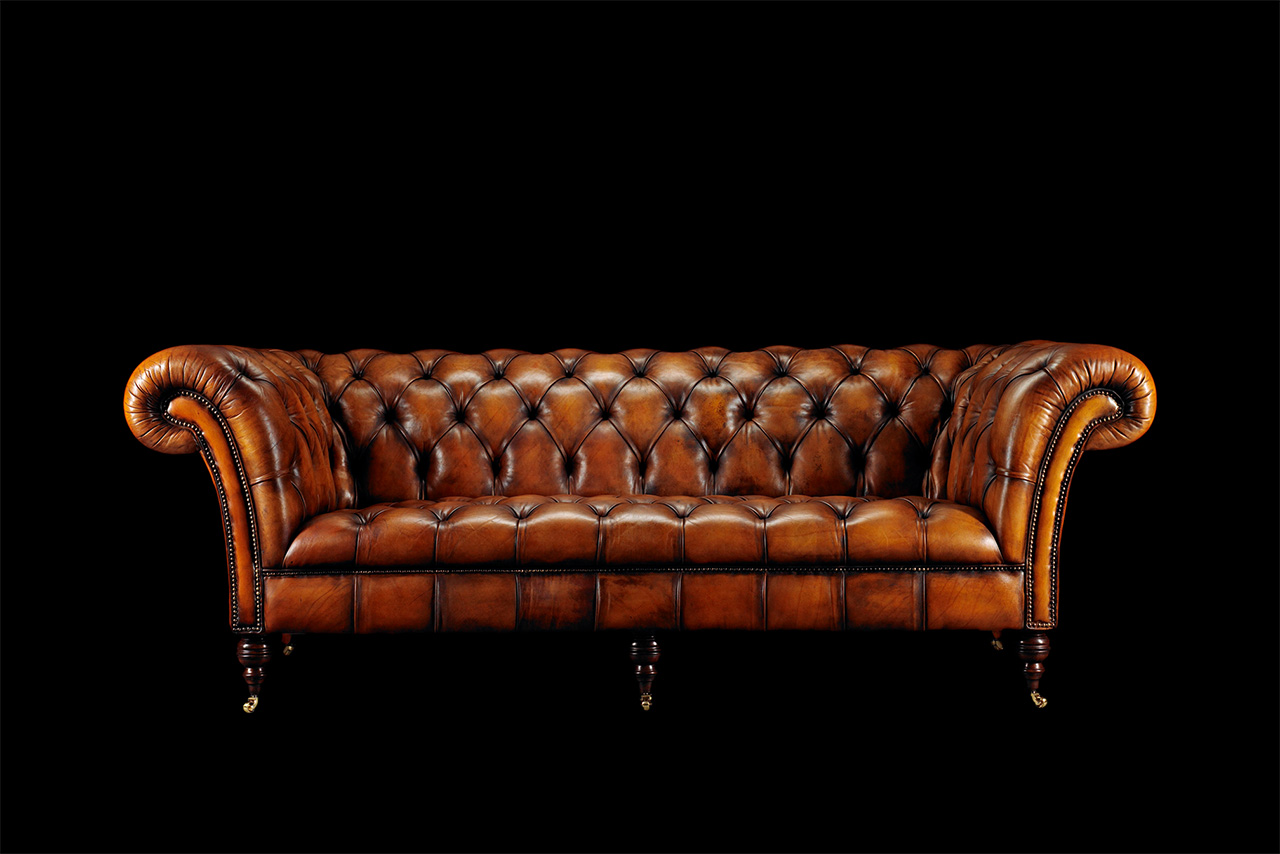 Sofá Chesterfield Phillip Stanhope de cuero marrón teñido a mano