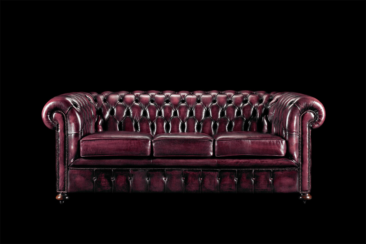 Sofá Chesterfield William Blake de tres plazas de cuero color ciruela teñido a mano