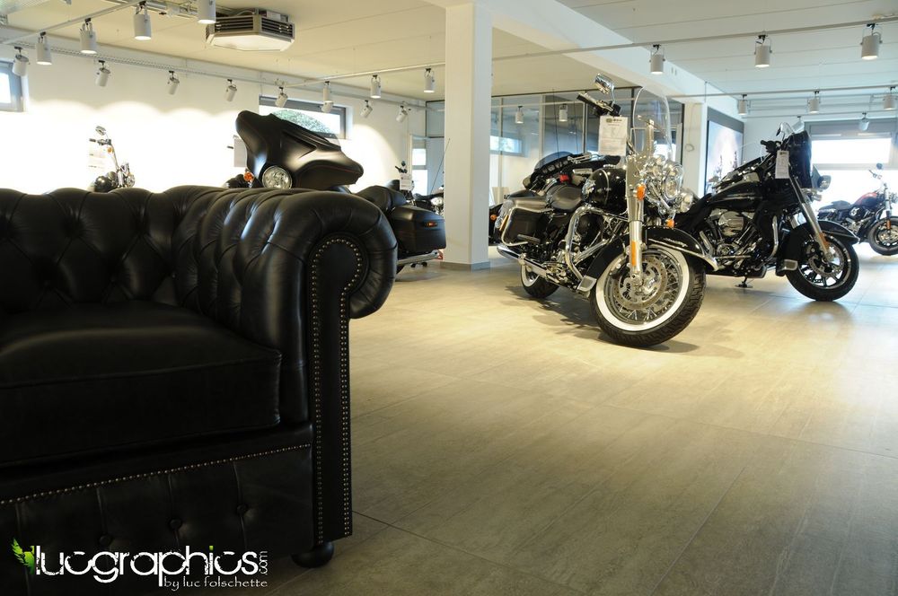 WILLIAM 3 SEATER SOFA IN CRACKLE BLACK LEATHER