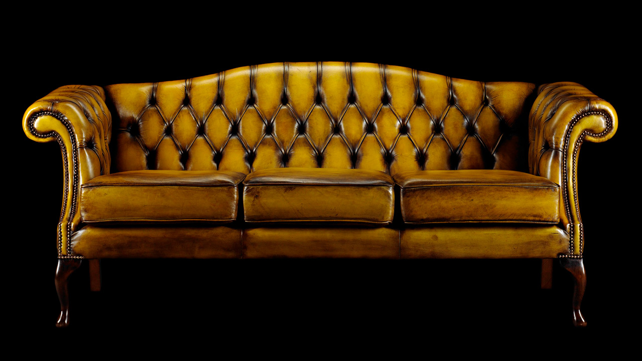 Edmund Burke Chesterfield-Sofa aus goldfarbenem Leder