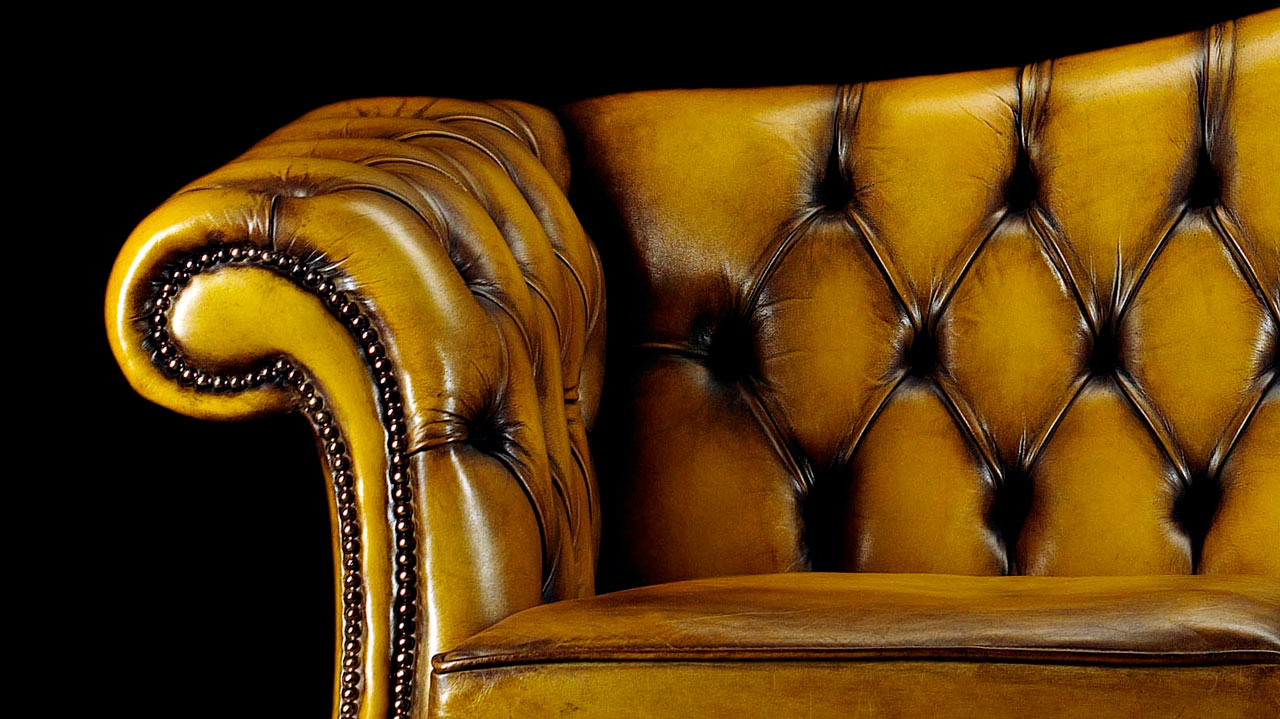 Sofá Chesterfield Edmund Burke en piel color oro