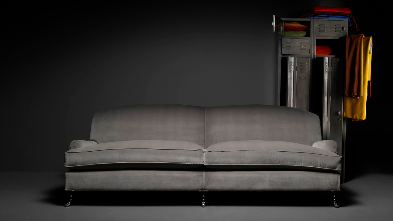 John Bentley Samtsofa in Grau