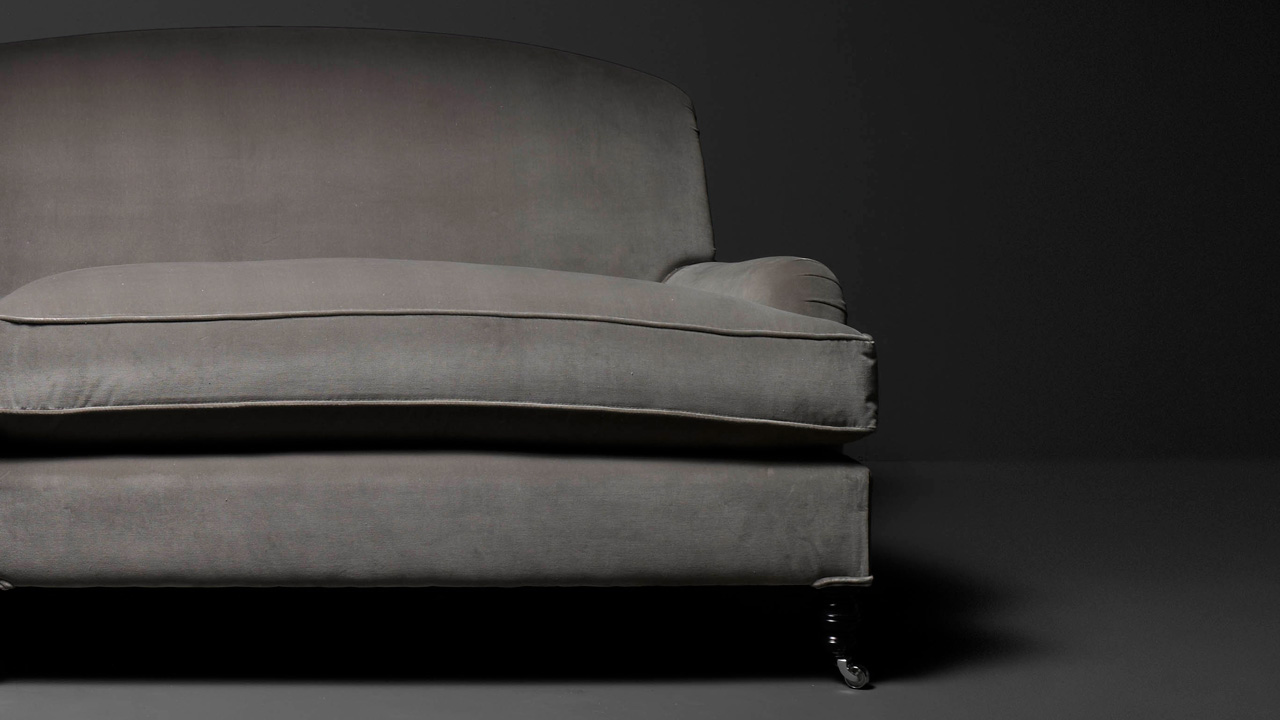 John Bentley Samtsofa in Grau