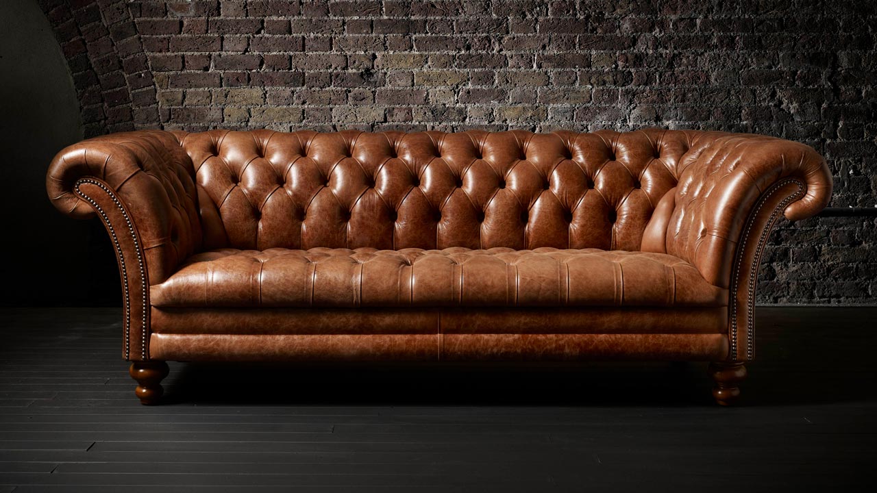 Sofá Chesterfield Kingston de piel con asiento capitoné