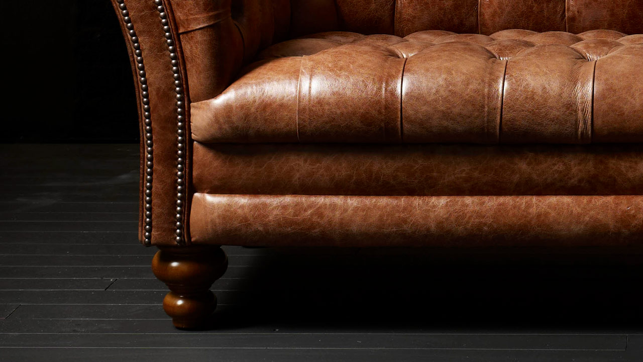 Sofá Chesterfield Kingston de piel con asiento capitoné