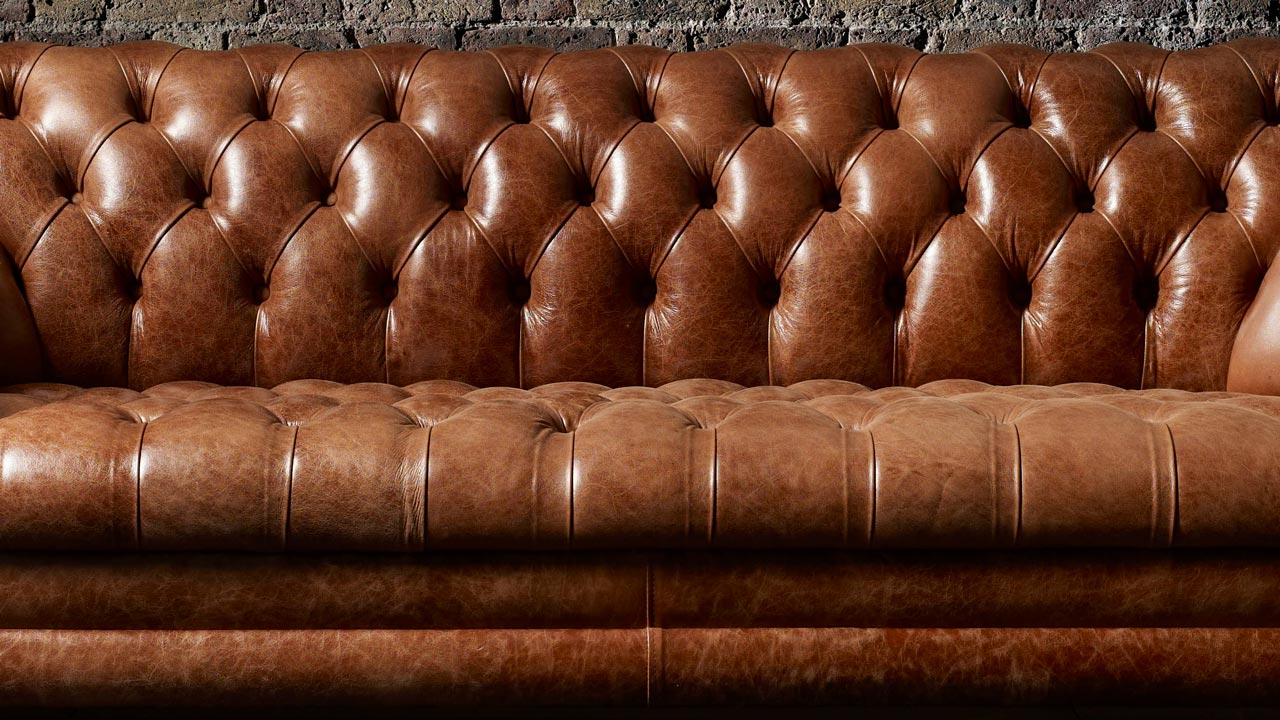 Sofá Chesterfield Kingston con asiento capitoné