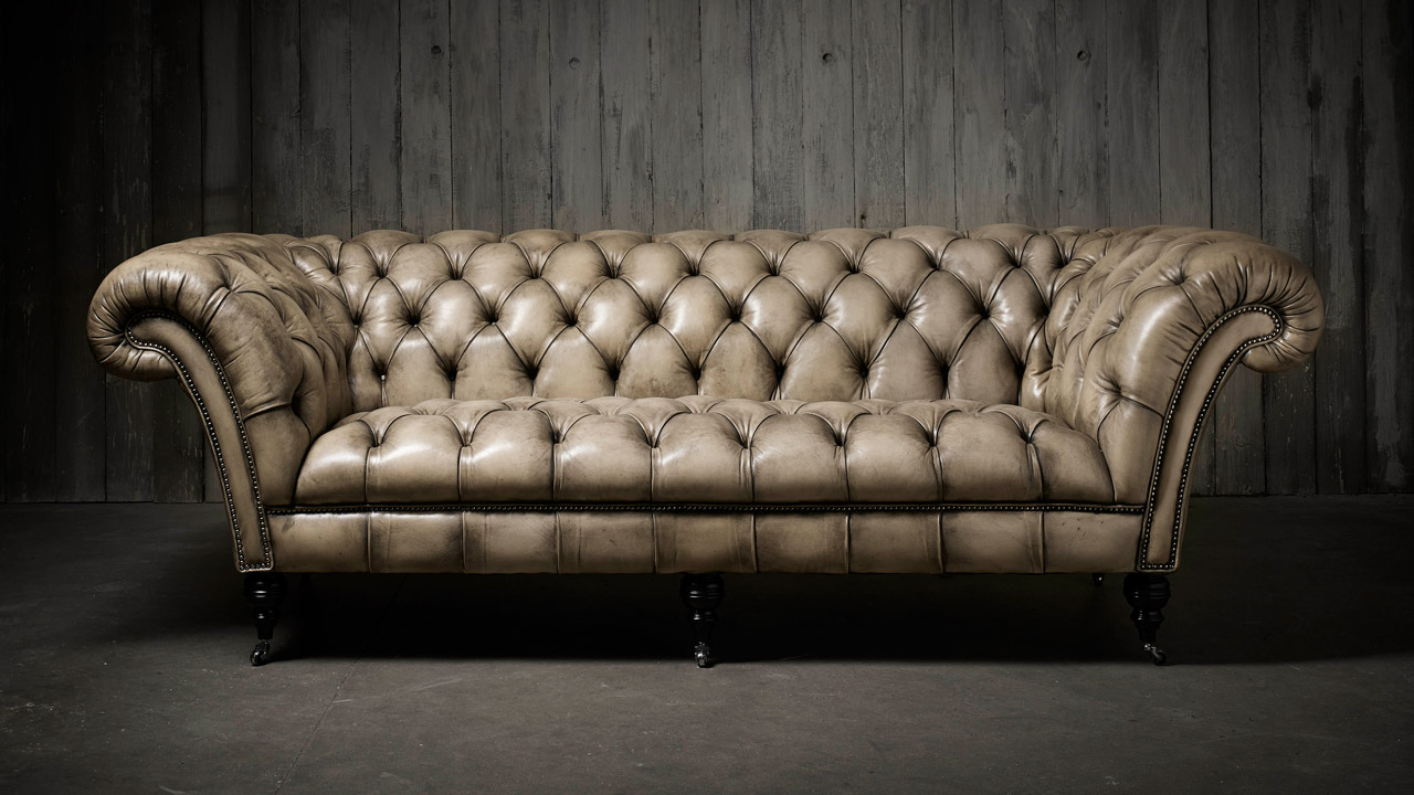 Philip Stanhope Handkoloriertes Monochrome Chesterfield-Sofa