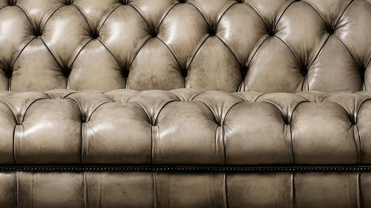 Philip Stanhope Handkoloriertes Monochrome Chesterfield-Sofa