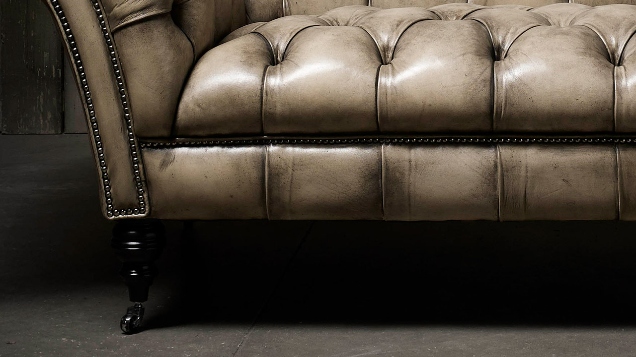 Philip Stanhope Handkoloriertes Monochrome Chesterfield-Sofa
