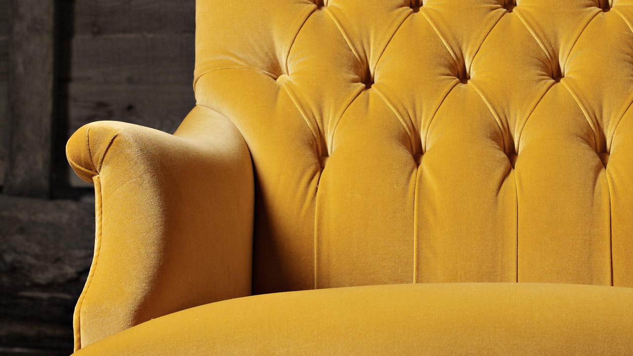Fauteuil en velours jaune William Spooner