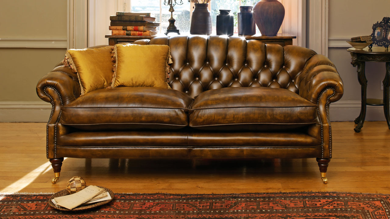 Sofá Chesterfield Bradwell en dorado
