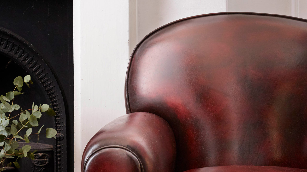 Busby Art-Déco-Sessel in Kastanienbraun