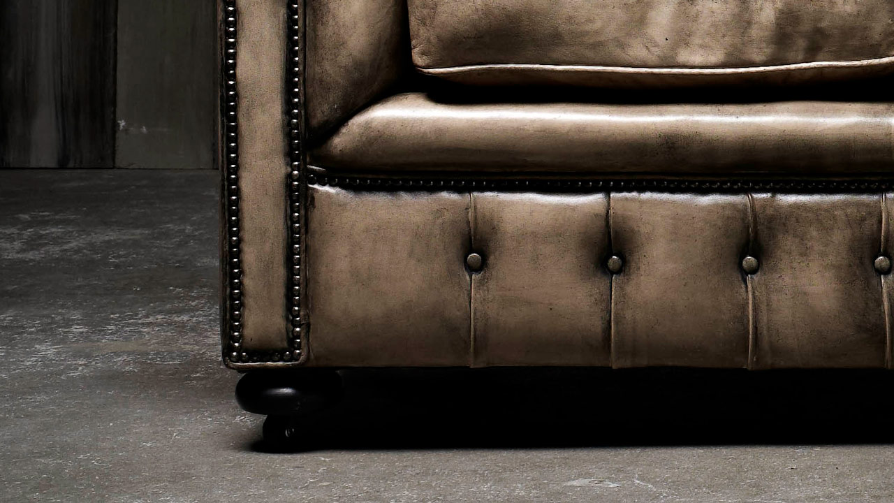 Sofá Chesterfield de piel William Blake con asiento capitoné