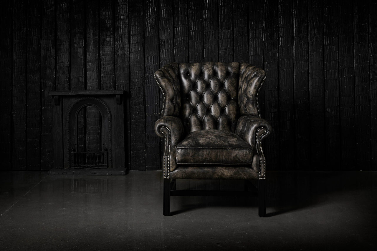 Samuel Johnson Chesterfield-Sessel mit tiefer Sitzfläche und stützender Rückenlehne.
