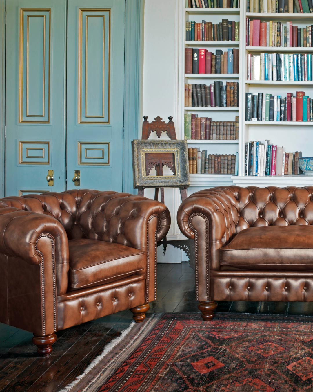 Cromwell moderner Chesterfield-Stuhl, der einen zeitlosen Klassiker neu interpretiert