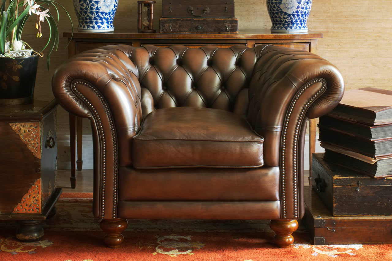 Klassischer Kingston Chesterfield-Sessel mit eleganten Proportionen und anmutig geschwungenen Armlehnen