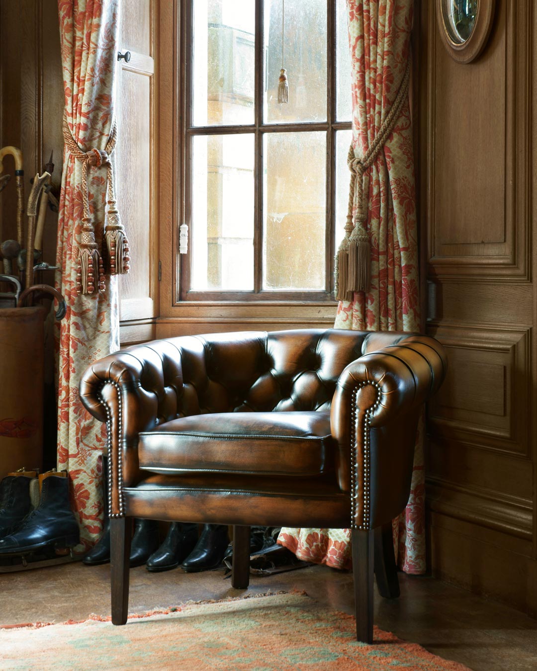 Victoria kompakter Chesterfield-Stuhl mit einer raffinierten, linearen Silhouette