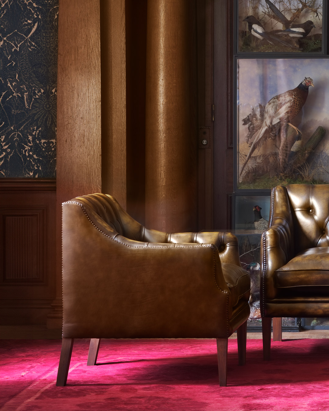 Luxuriöser Benjamin Chesterfield-Sessel mit schlanken, muschelförmigen Armlehnen und anmutigen Details