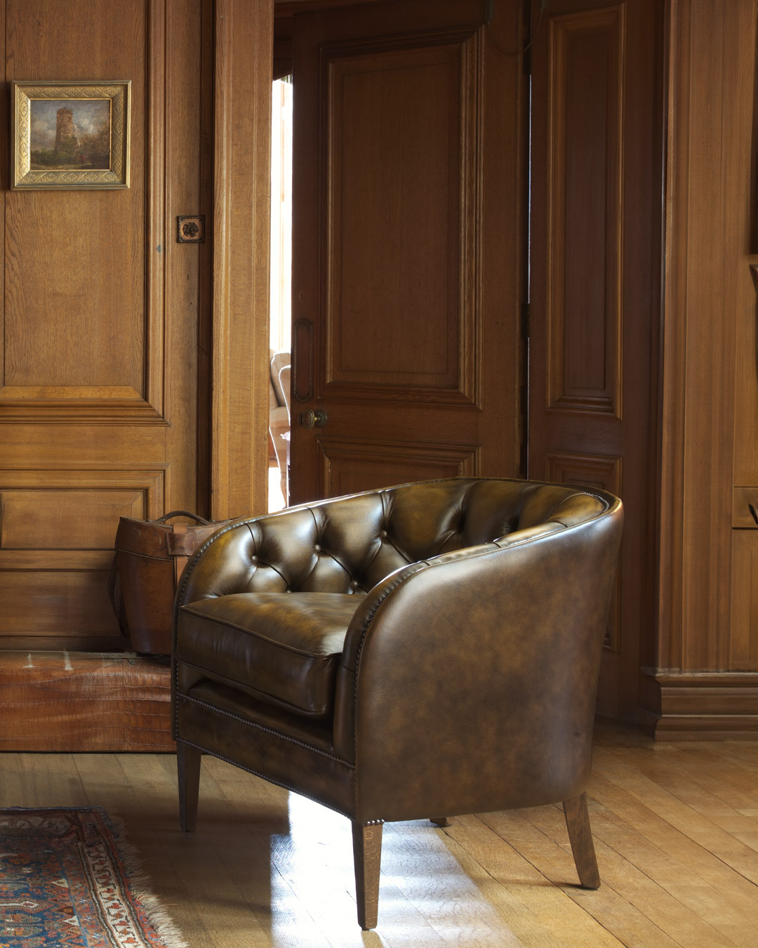 Tobias Chesterfield-Sessel mit sanft geschwungener Silhouette und abgerundeter Form